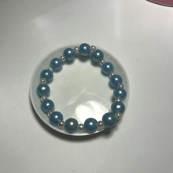 Blå och vitt armband